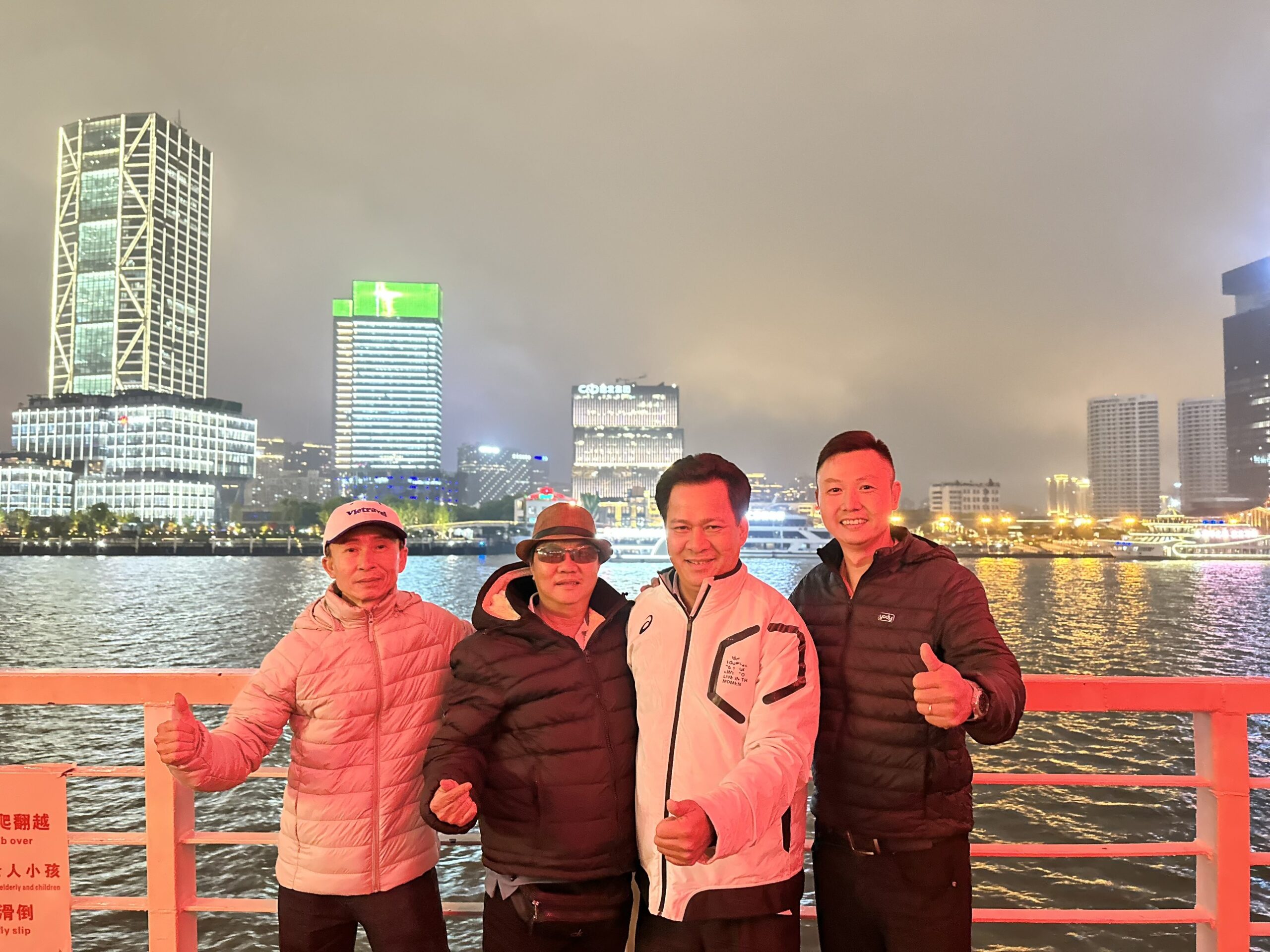 Đoàn miền Nam du thuyền trên sông Hoàng Phố